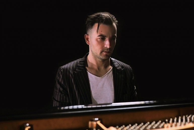 Целовечерњи концерт Андрије Мамутовића