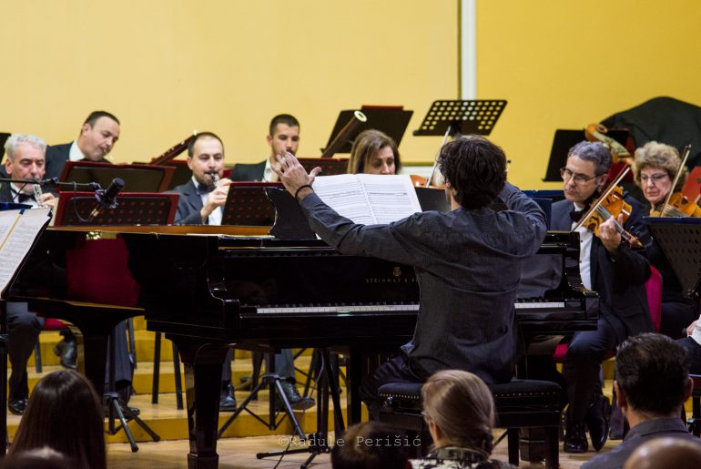 Стеван Спалевић наступио као пијаниста и диригент у извођењу концерта Бетовена и Шостаковича са Нишким симфонијским оркестром