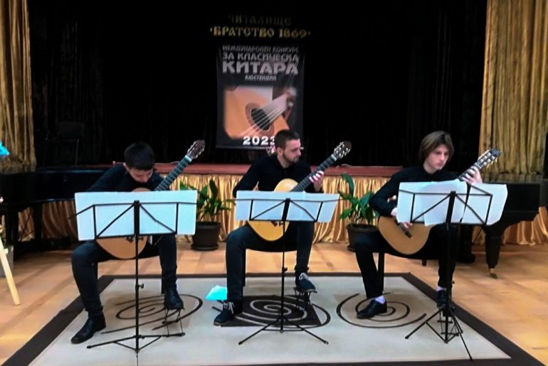 Успех триа гитара на међународном фестивалу у Бугарској