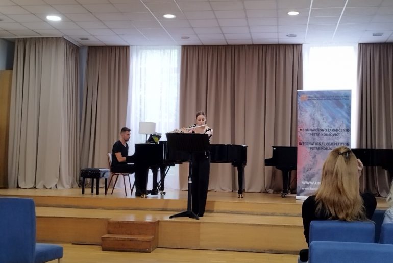 Прва награда Јовани Војиновић на 28. Међународном такмичењу “Петар Коњовић”.