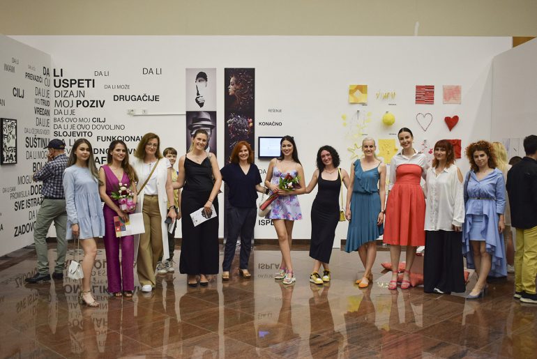 Фотографије са отварања изложбе завршних радова студената мастер академских студија Департмана за примењене и Департмана за ликовне уметности Факултета уметности у Нишу – МАСТЕР 23