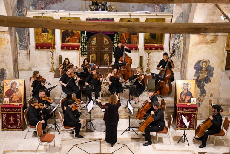 Критика концерта репрезентативног камерног оркестра Факултета уметности “Кончертанте” под диригентским вођством маестре др ум. Милене Ињац одржаног на међународном фестивалу ,,Охридско лето” у Охриду, под покровитељством Министарства културе Републике Северне Македоније